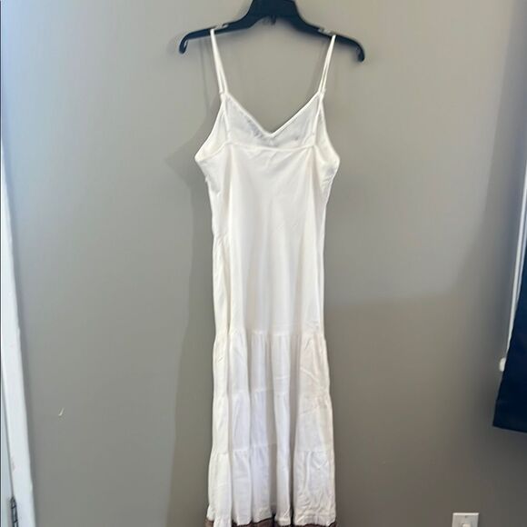 Elegant White Sleeveless Dress - Picture 4 of 7